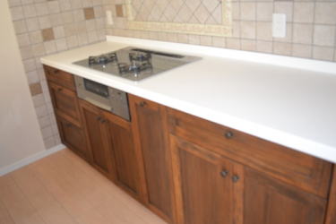 ���R�f�ނ̵��ް���݁E���ް�Ƌ�@�O�d���鎭�s�yCalmfurniture �ߓ��Ƌ�z���C�ނ̏d���ȃI�[�_�[�L�b�`��